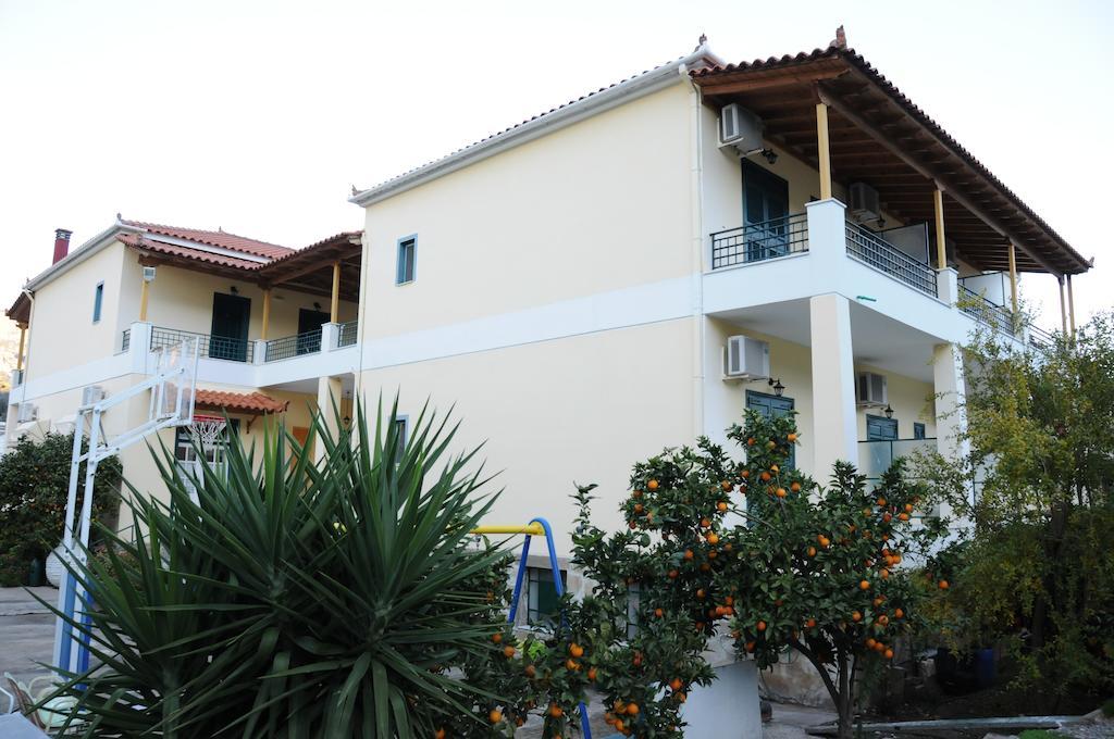 Costa-Rini Hotel Leonídion Pokoj fotografie